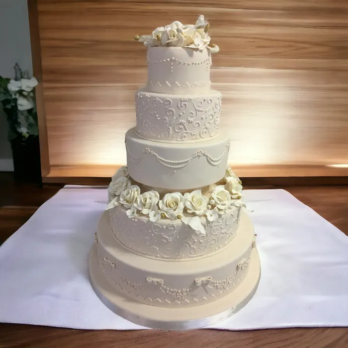 Tort de nuntă realizat de Cofetăria Sicopan Deva