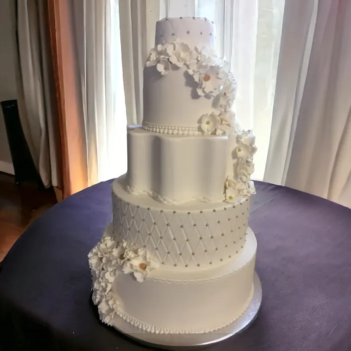 Tort de nuntă realizat de Cofetăria Sicopan Deva