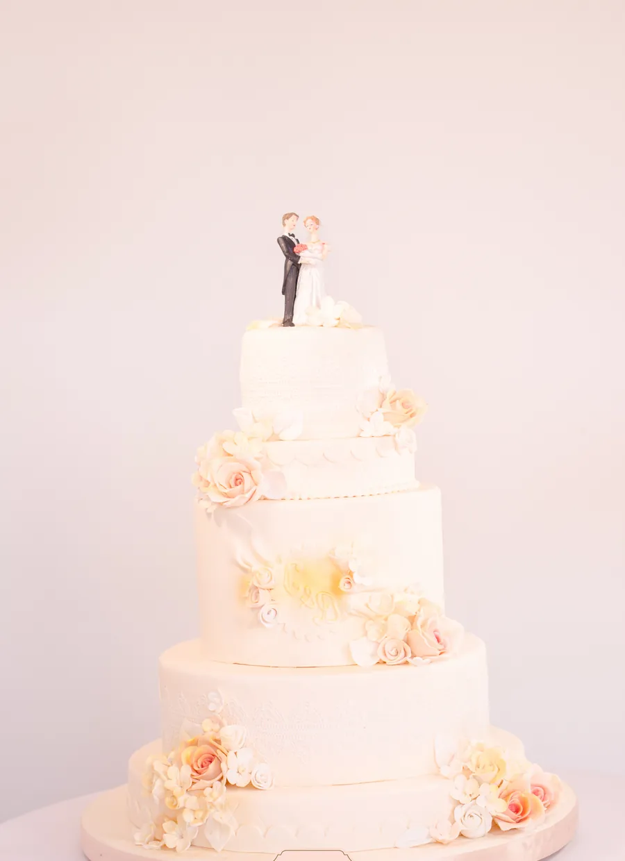 Tort de nuntă cu patru etaje, decorat cu flori de zahăr, Cofetăria Sicopan Deva