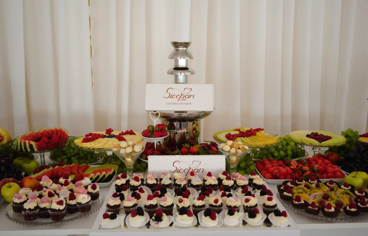 Masă de candy bar aranjată de Cofetăria Sicopan Deva