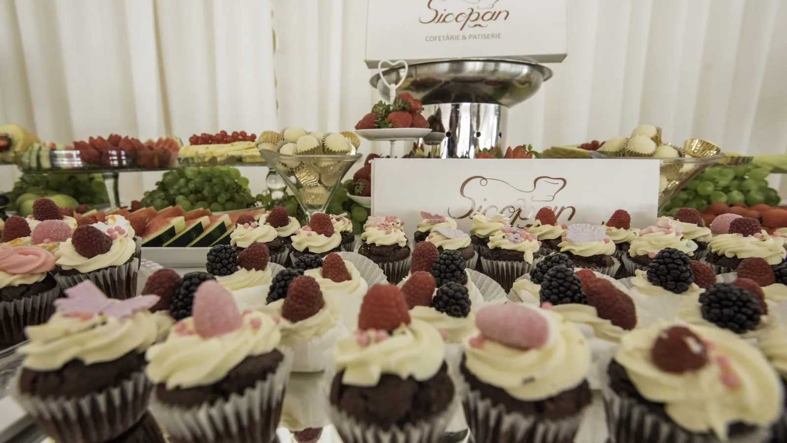 Candy bar aranjat de Cofetăria Sicopan Deva pentru un eveniment