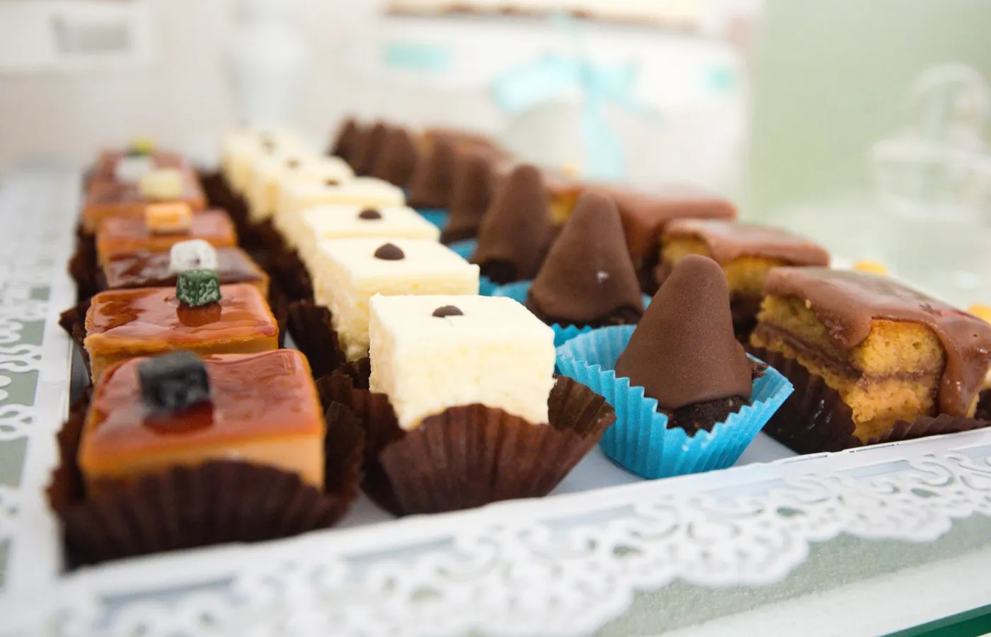 Prăjituri de candy bar aranjate pe platou, Cofetăria Sicopan Deva
